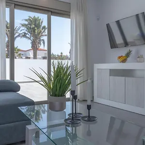 Family 1 Beachfront By Holidays Apartamento